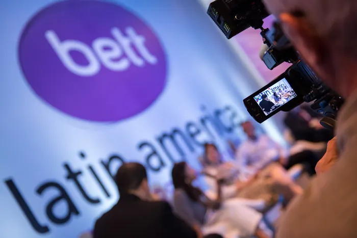 Câmera de vídeo filmando um painel durante o evento