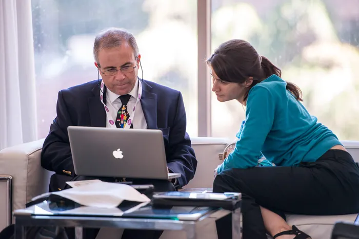Dois profissionais trabalhando com notebook durante o evento