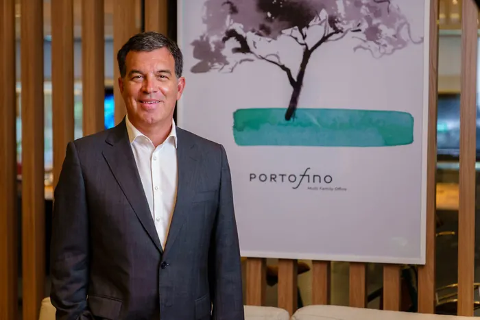 Retrato corporativo de executivo diante de painel do evento